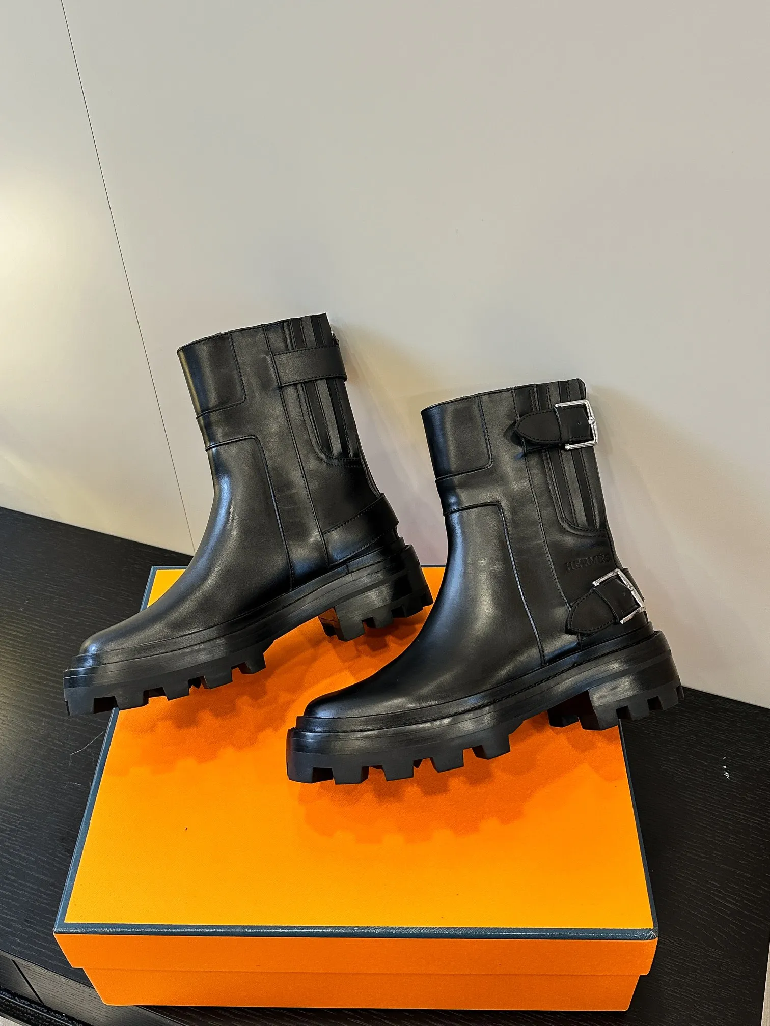 👟👟Ex-factory price 640👟👟 Top version H family 2024 autumn and winter new HERMES classic boots 🇨🇳 Naturally have unique craftsmanship and quality. The leather of this boot is all imported and customized, and the inner material is also imported custom cowhide 🗯️Easy to wear and comfortable, a must-have autumn and winter style that looks good with everything, and the style lasts no matter how you wear it ♥️ Upper: first-layer cowhide Lining: Sheepskin lining Outsole: Rubber bottom Size: Female 35-39 (40 non-returnable and non-exchangeable)